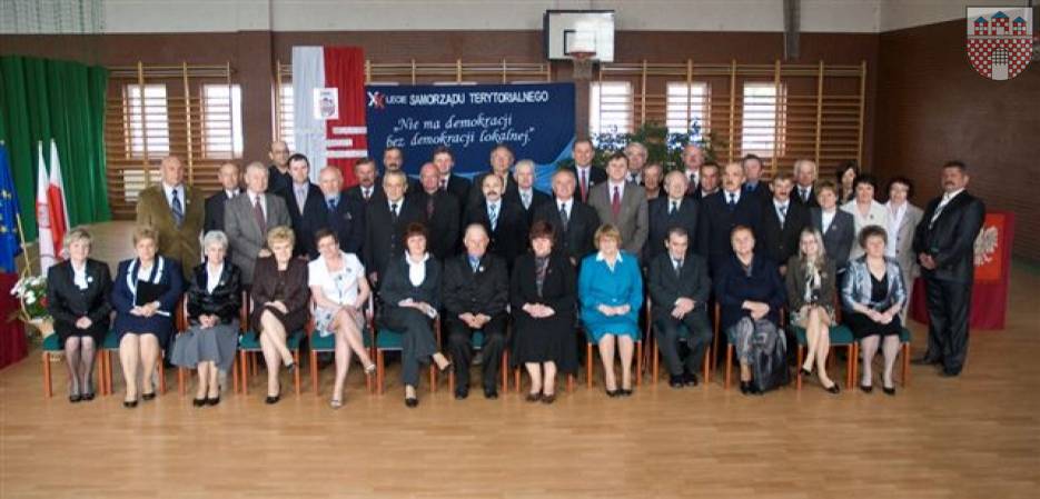 : Pamiątkowe zdjęcie samorządowców z lat 1990-2010 r. wraz z zaproszonymi gośćmi.